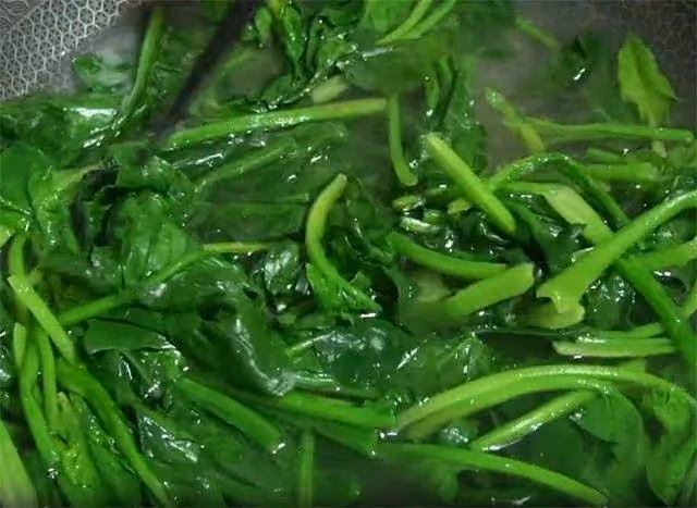 菠菜這樣做太好吃了,加一把金針菇,不炒也不燉,開胃下飯解油膩