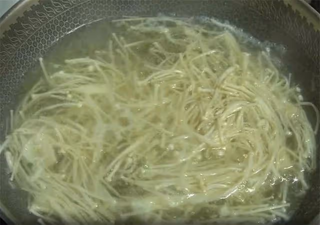 菠菜這樣做太好吃了,加一把金針菇,不炒也不燉,開胃下飯解油膩