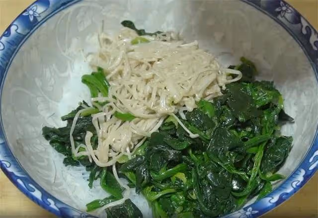 菠菜這樣做太好吃了,加一把金針菇,不炒也不燉,開胃下飯解油膩