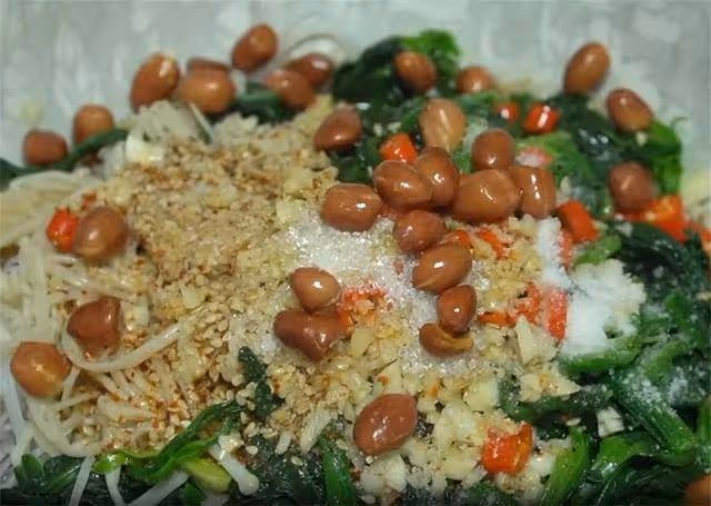 菠菜這樣做太好吃了,加一把金針菇,不炒也不燉,開胃下飯解油膩