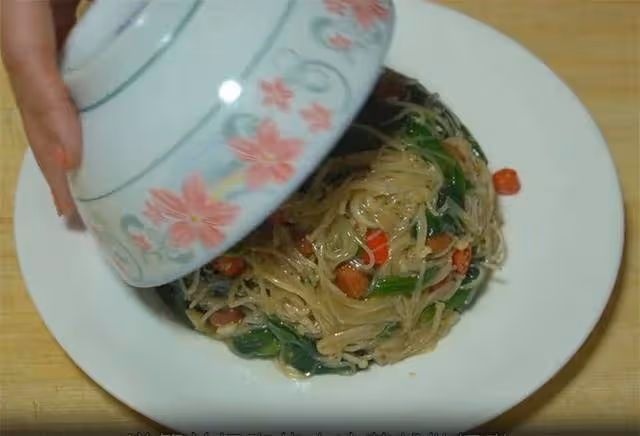 菠菜這樣做太好吃了,加一把金針菇,不炒也不燉,開胃下飯解油膩