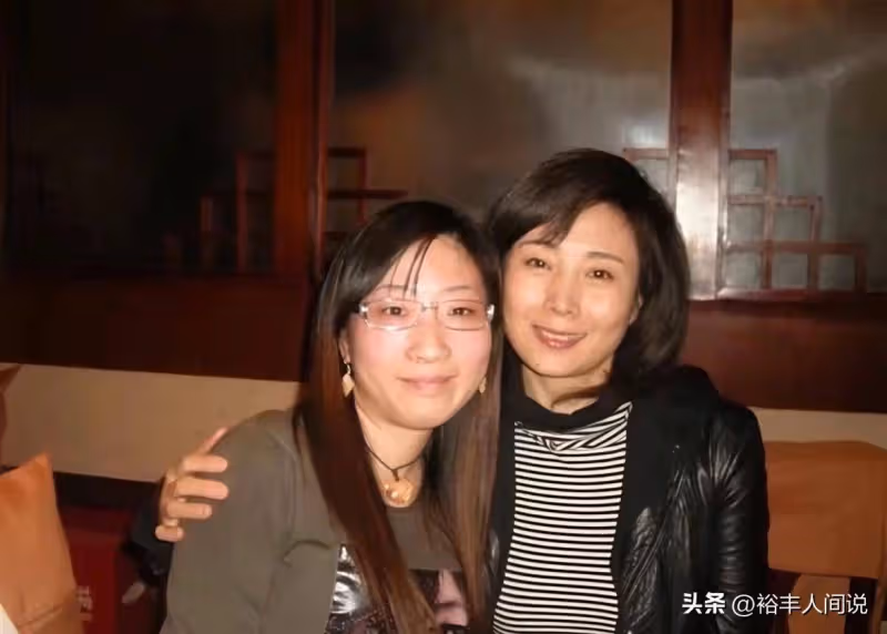 87版紅樓夢鴛鴦扮演者鄭錚追悼會!靈堂簡單肅穆,遺照被花團簇擁