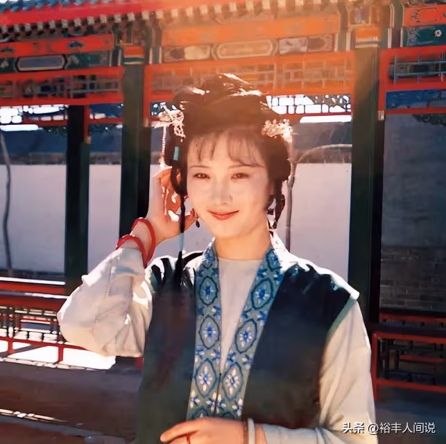 87版紅樓夢鴛鴦扮演者鄭錚追悼會！靈堂簡單肅穆，遺照被花團簇擁