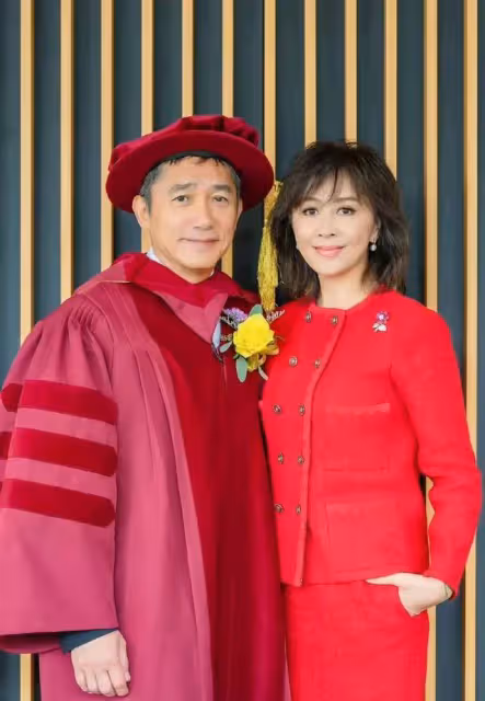 恭喜!影帝梁朝偉獲港科大頒授榮譽博士學位,太太劉嘉玲陪同出席