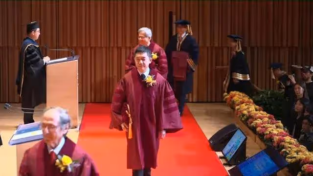 恭喜!影帝梁朝偉獲港科大頒授榮譽博士學位,太太劉嘉玲陪同出席