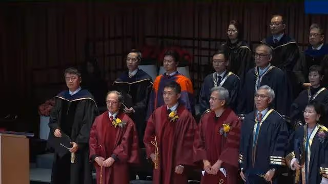 恭喜!影帝梁朝偉獲港科大頒授榮譽博士學位,太太劉嘉玲陪同出席