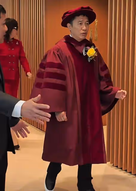 恭喜!影帝梁朝偉獲港科大頒授榮譽博士學位,太太劉嘉玲陪同出席
