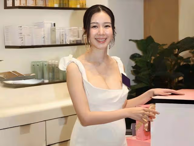 香港知名女星懷孕後上圍變豐滿,挺著大肚運動,預產期在明年春天