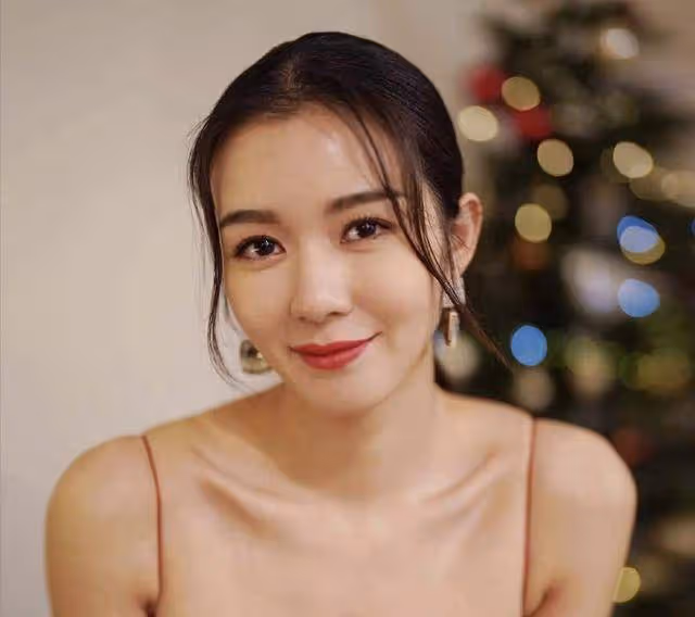 香港知名女星懷孕後上圍變豐滿,挺著大肚運動,預產期在明年春天