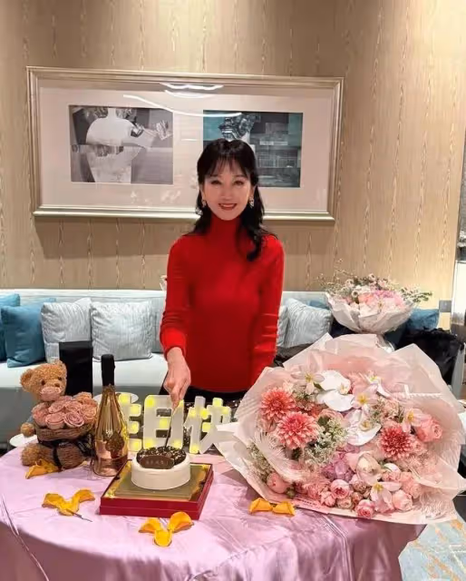 71歲趙雅芝近況曝光!現身友人聚會補過生日,身材苗條面部零皺紋