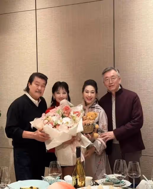 71歲趙雅芝近況曝光!現身友人聚會補過生日,身材苗條面部零皺紋
