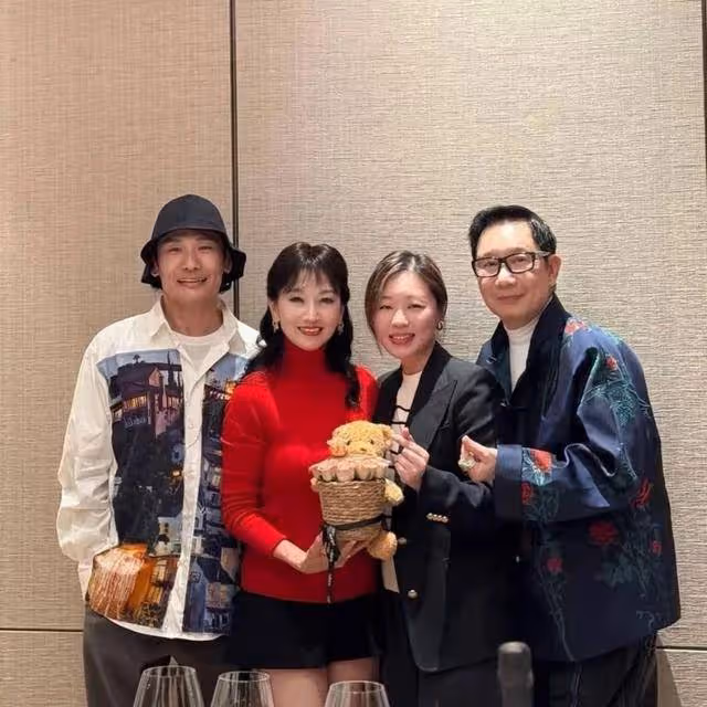 71歲趙雅芝近況曝光!現身友人聚會補過生日,身材苗條面部零皺紋