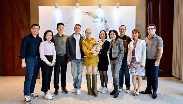 恭喜!香港知名富三代混血女友平安生子,寶寶滿百天顏值高