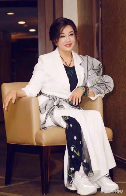 劉曉慶:四段婚姻無兒無女,選擇把外甥當成自己的孩子養育半生!