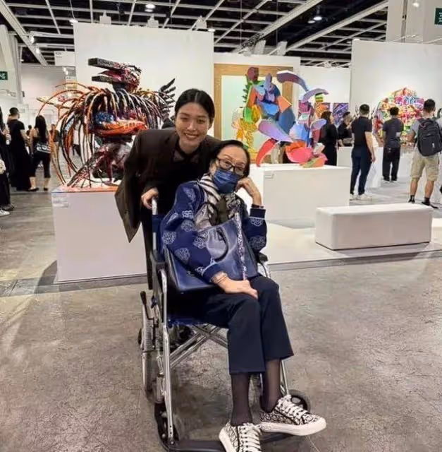 97歲張艾嘉母親意外摔倒，張艾嘉緊急返港，金馬影后恐失之交臂