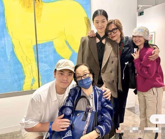 97歲張艾嘉母親意外摔倒，張艾嘉緊急返港，金馬影后恐失之交臂