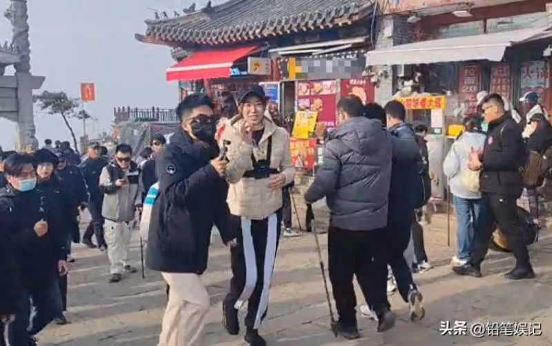 董宇輝爬泰山,全程戴著墨鏡和口罩,現場沒有多少人認出來