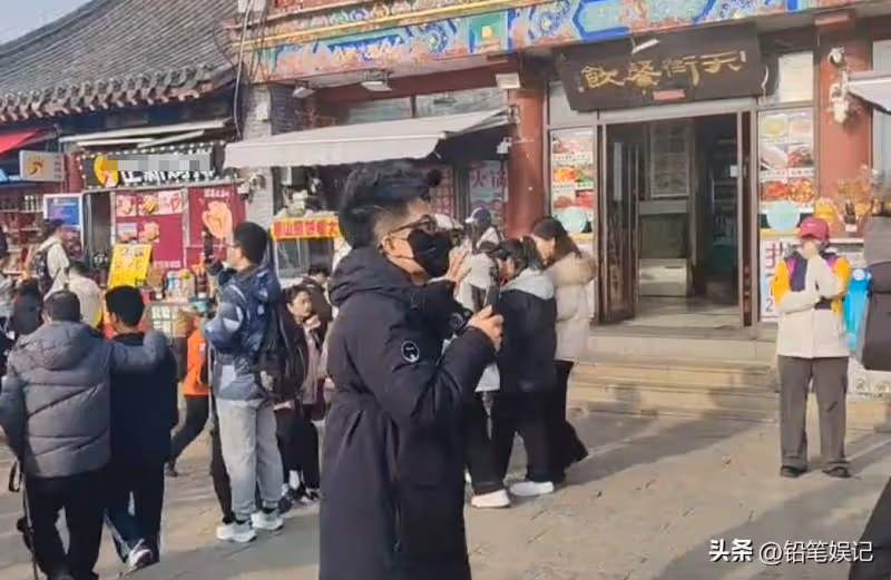 董宇輝爬泰山,全程戴著墨鏡和口罩,現場沒有多少人認出來