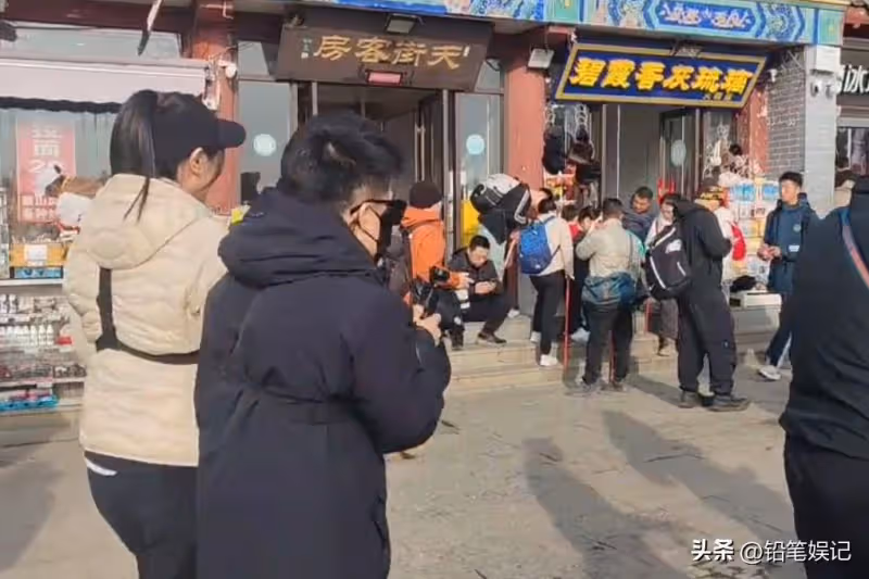 董宇輝爬泰山,全程戴著墨鏡和口罩,現場沒有多少人認出來