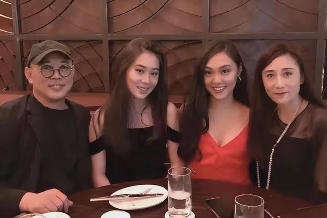 李連杰離婚33年,前妻嫁了美國華裔,4個女兒的現狀天差地別!