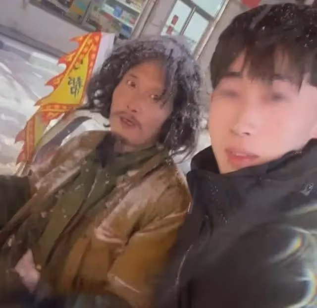 網紅夫妻直播時被砸死!當天參加完白事活動,留下2個年幼的孩子