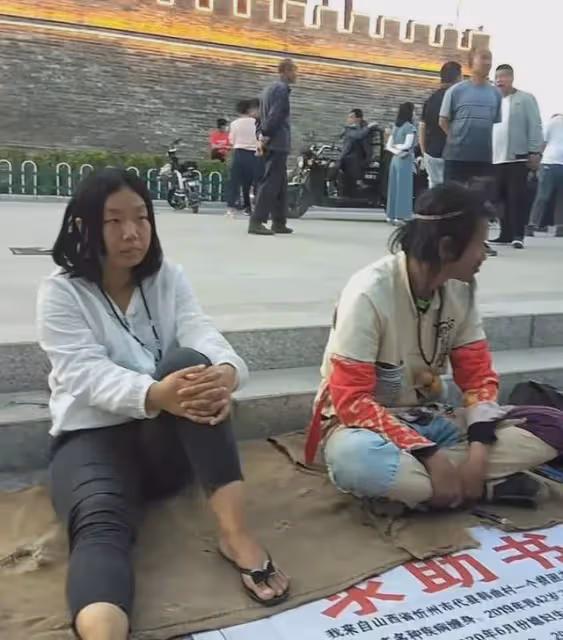 網紅夫妻直播時被砸死!當天參加完白事活動,留下2個年幼的孩子