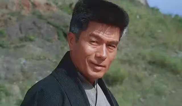 她被成龍改變了一生，曾鼓勵前夫鄭浩南，接拍風月片，如今怎樣了