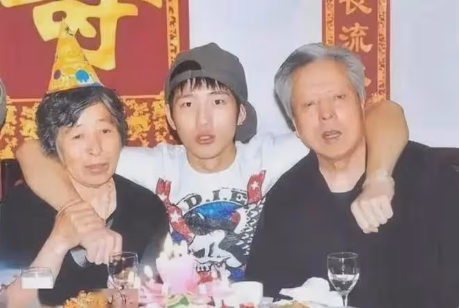 「娛樂圈貴公子」,26歲意外造24億票房,井柏然經歷了什麼?