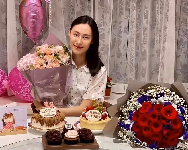 36歲梁洛施戀情疑曝光!和內地男友手牽手,對方大9歲離異很帥氣