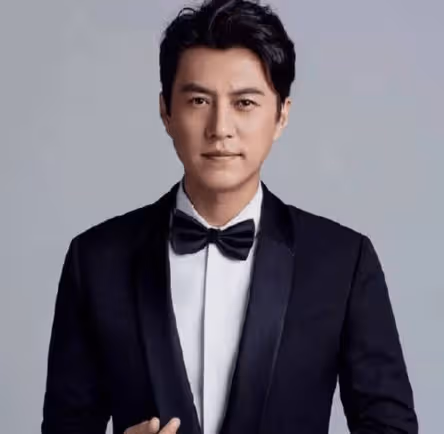叔圈頂流靳東緋聞不斷,嬌妻幼子竟不反對,幹部靳東又有「大動作」