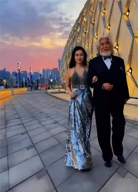 好傢夥，73歲張紀中四胎得女，42歲妻子老來得女，網友：爆龍珠了