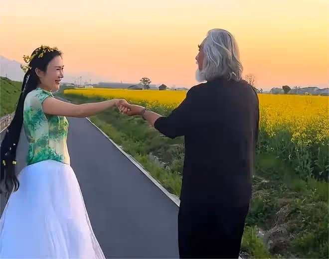 好傢夥，73歲張紀中四胎得女，42歲妻子老來得女，網友：爆龍珠了