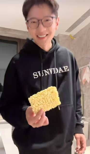 暖男下廚!高鈞賢深夜直播自製美食,圈外女友孕味濃隨時雙喜臨門