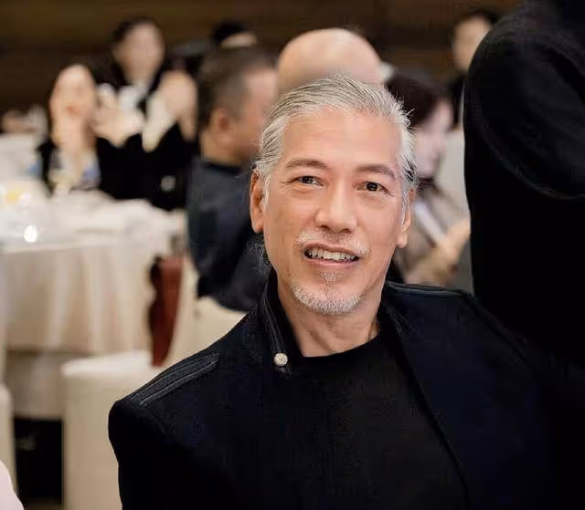 香港知名男星張耀揚頭髮全白,肌肉發達越老越帥,獲封中老天花板