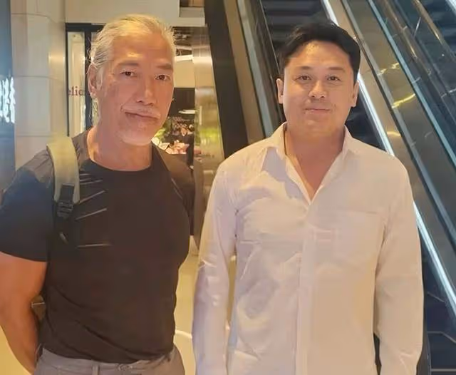 香港知名男星張耀揚頭髮全白,肌肉發達越老越帥,獲封中老天花板