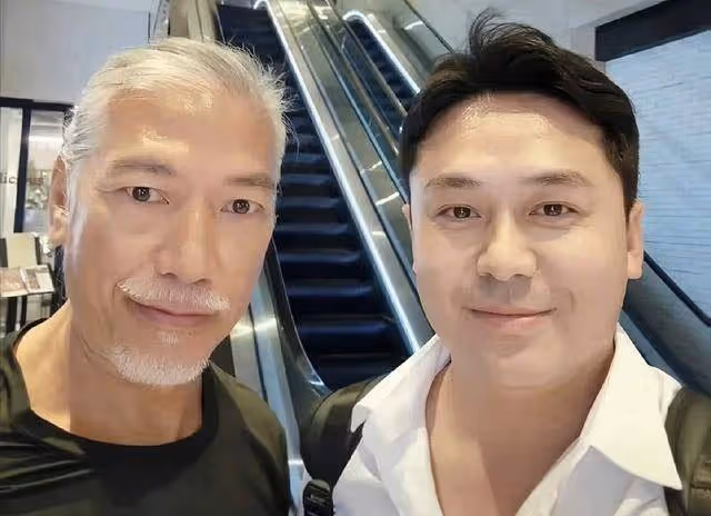 香港知名男星張耀揚頭髮全白,肌肉發達越老越帥,獲封中老天花板