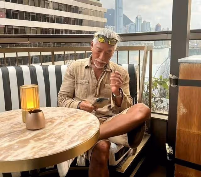 香港知名男星張耀揚頭髮全白,肌肉發達越老越帥,獲封中老天花板