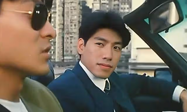 香港知名男星張耀揚頭髮全白，肌肉發達越老越帥，獲封中老天花板