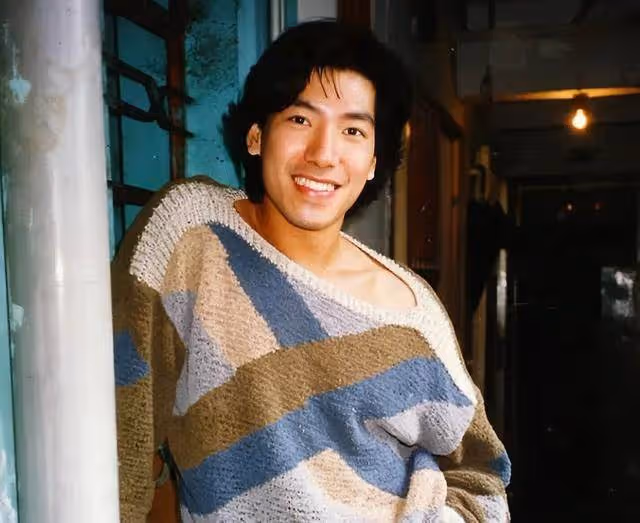 香港知名男星張耀揚頭髮全白，肌肉發達越老越帥，獲封中老天花板