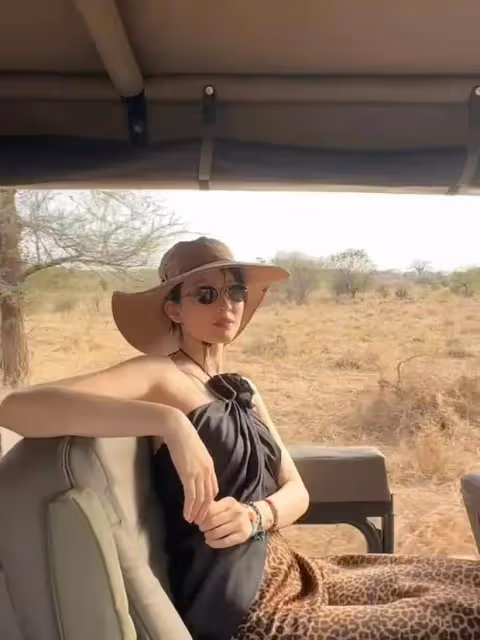 喬欣曬30歲生日看動物大遷徙!膚白貌美大長腿性感妖嬈