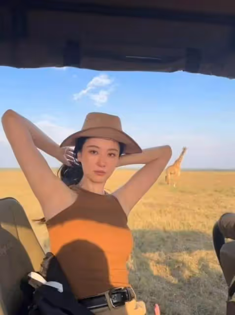 喬欣曬30歲生日看動物大遷徙!膚白貌美大長腿性感妖嬈
