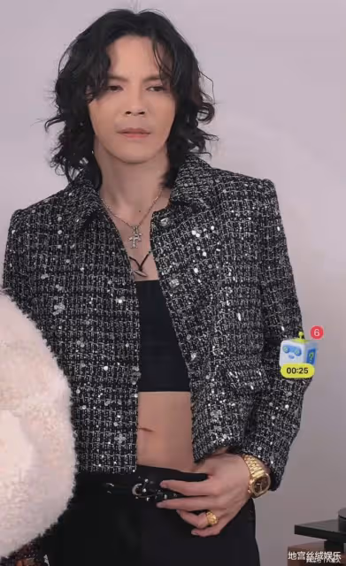 人妖?向佐直播穿露臍裝,弔帶勒出肉,妖嬈得不行,癖好特殊放飛自我