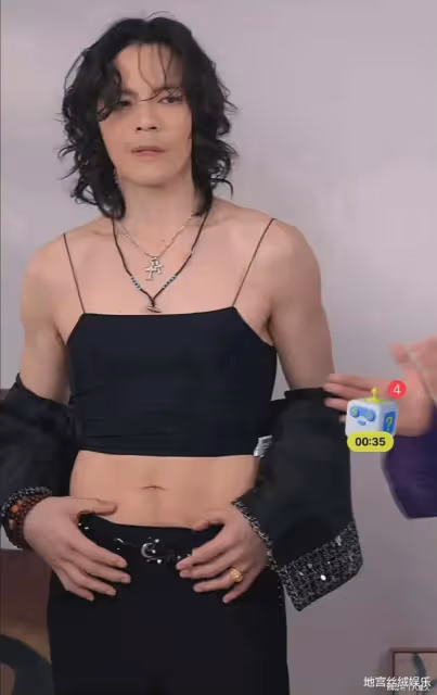 人妖?向佐直播穿露臍裝,弔帶勒出肉,妖嬈得不行,癖好特殊放飛自我