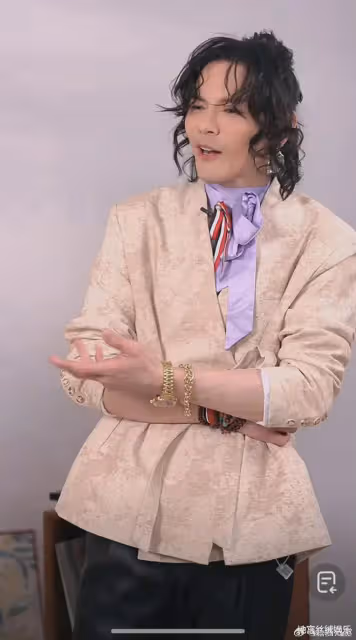 人妖?向佐直播穿露臍裝,弔帶勒出肉,妖嬈得不行,癖好特殊放飛自我