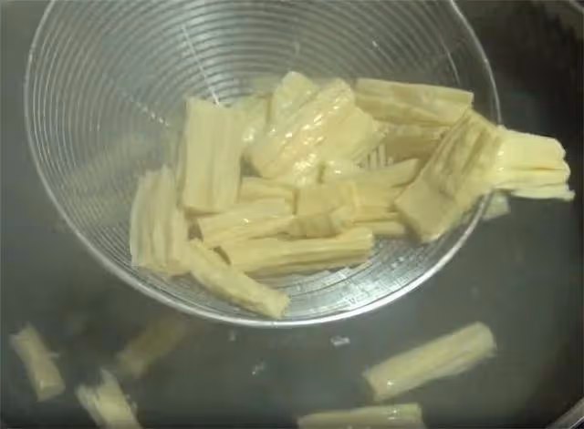 涼拌腐竹怎麼做才好吃?秋冬就算不吃肉,也要來一盤,香辣又筋道