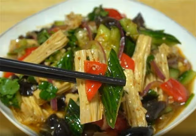 涼拌腐竹怎麼做才好吃?秋冬就算不吃肉,也要來一盤,香辣又筋道