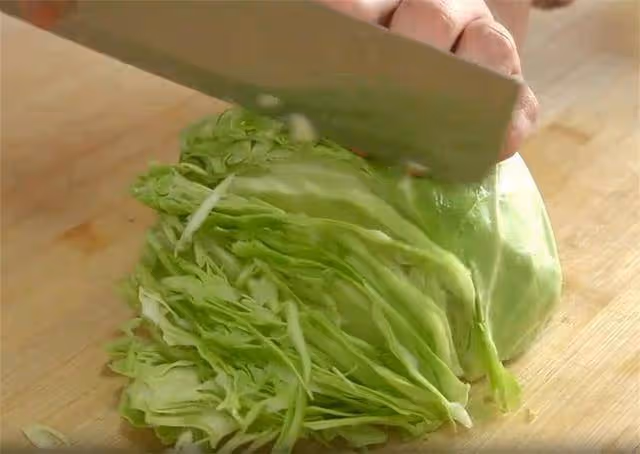 秋冬太冷不想出去買菜？家裡剩的包菜里加1個洋蔥，孩子超愛吃