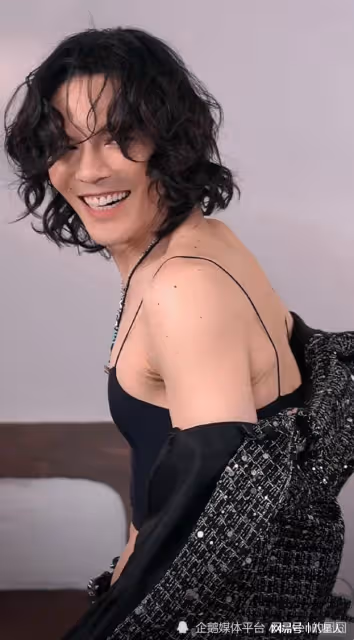 異裝癖?向佐又穿女裝了!直播穿多套火辣女裝,畫面辣眼,評論區淪陷
