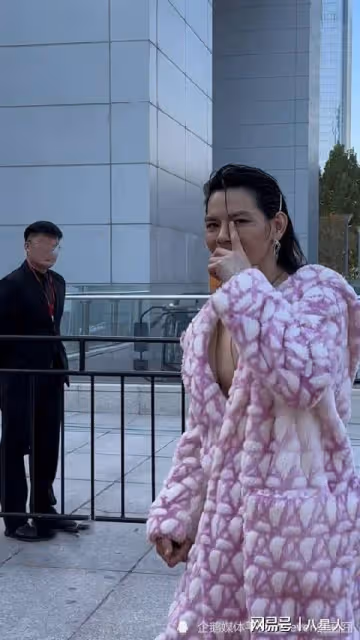 異裝癖?向佐又穿女裝了!直播穿多套火辣女裝,畫面辣眼,評論區淪陷