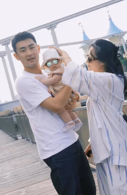 王彥霖夫婦帶女兒趕集被偶遇,生活接地氣,網友:這才是真明星!